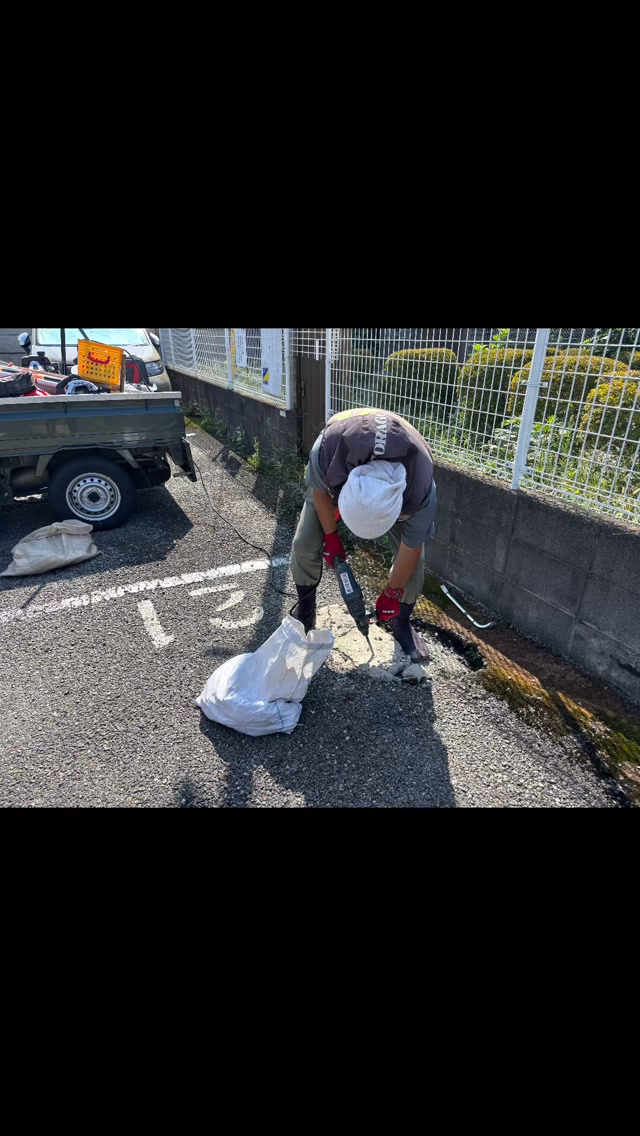 久しぶりの暑さ💦🌞🔥🌞🔥🌞
駐車場の陥没補修工事
久々のスコップ、路盤材etc.....
腰にきますね〰️😅

今回は調査を兼ねての軽微な補修工事
あまり、状態は良くなかったので
お客様に調査報告書を作成です✎☡
⁡
#造園#庭師#土木#植木販売#エクステリア工事外構工事日本庭園洋風庭園ブロック工事フェンス工事街路樹管理草刈剪定伐採解体工事zouen職人さん募集中